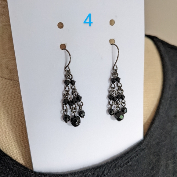 4 pairs of assorted dangle earrings - Picture 8 of 9